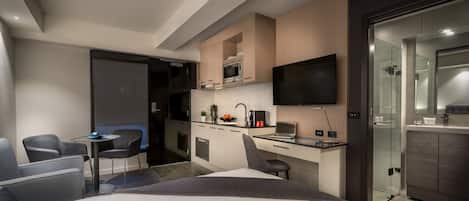 Studio | 1 slaapkamer, een kluis op de kamer, een bureau