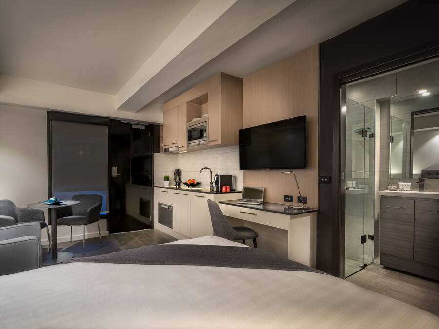 Coffres-forts dans les chambres, bureau, fer et planche à repasser