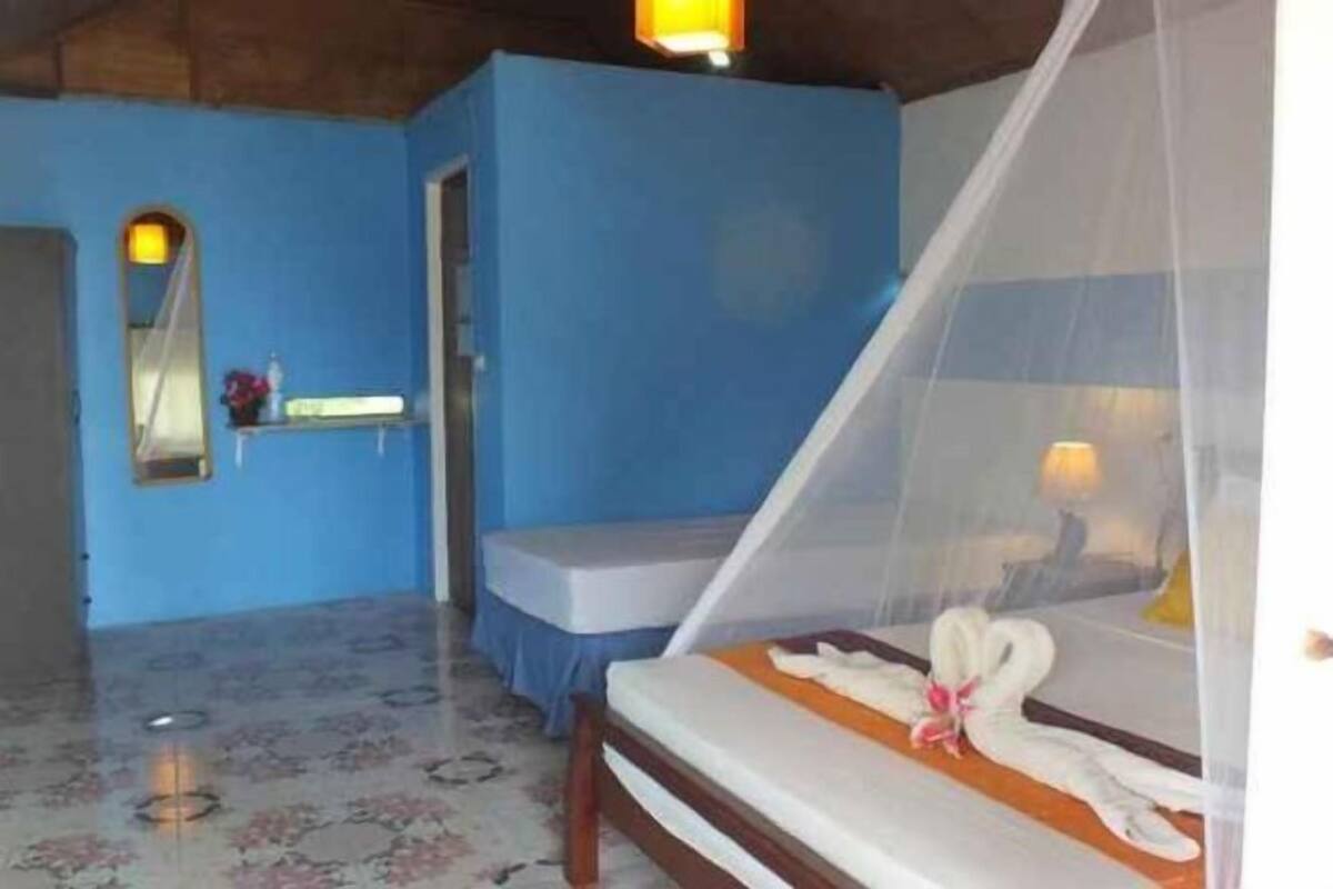 Escritorio y camas plegables/adicionales