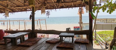 Petit-déjeuner, déjeuner et dîner servis sur place, plats Cuisine thaï 