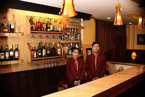 2 bars/lounges