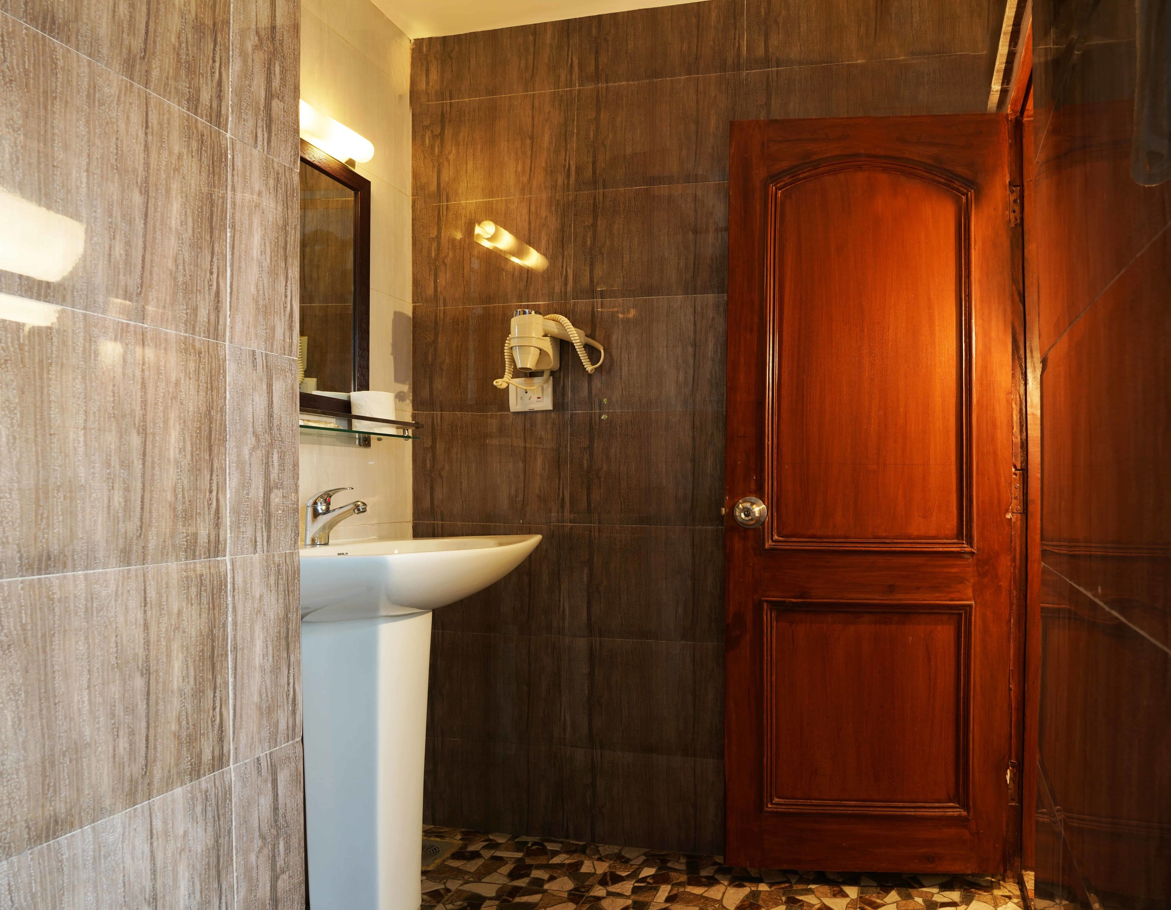 comfort triple room, 3 single beds, private bathroom, valley view | bathroom | shower, rainfall showerhead, free toiletries, hair dryer