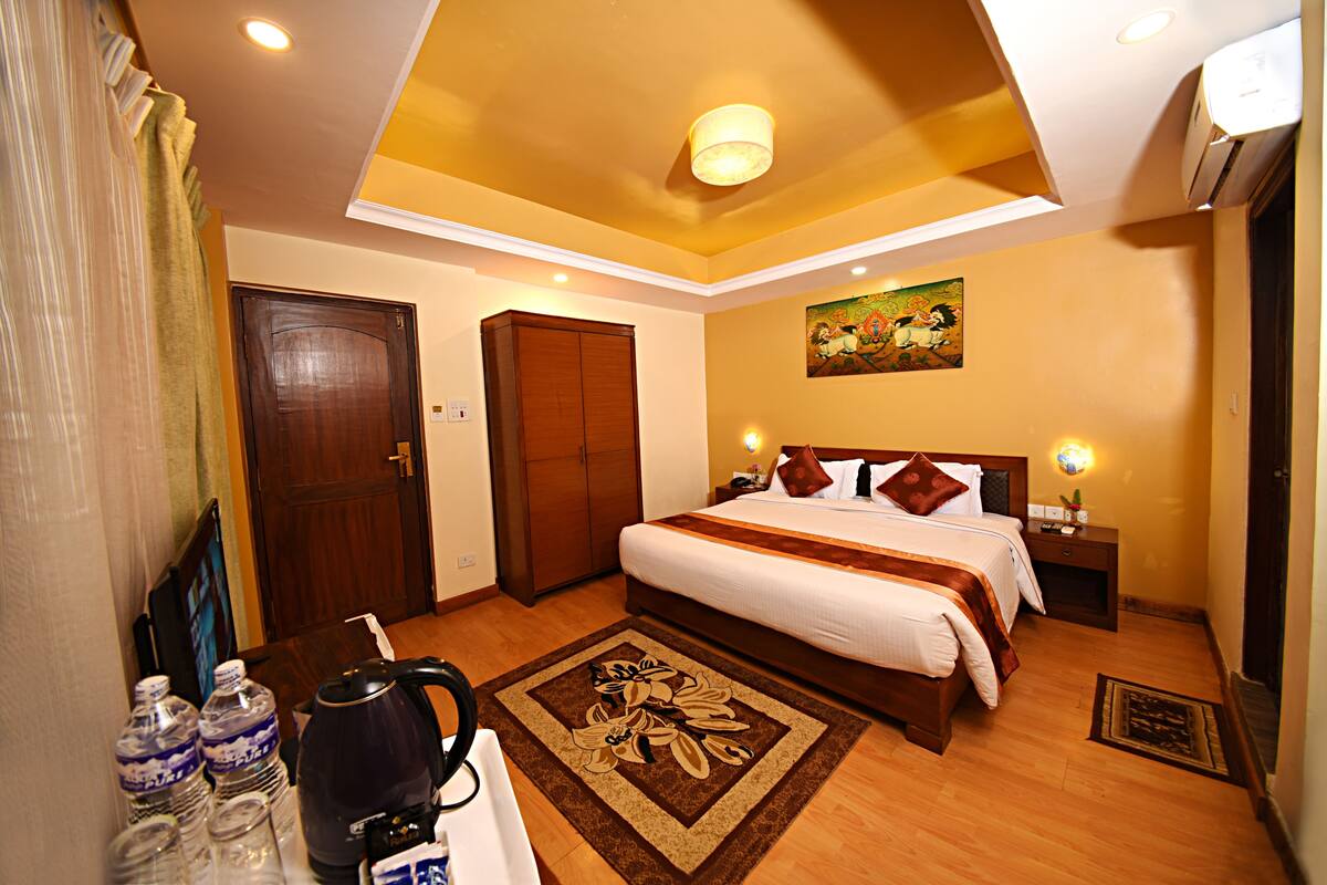 Deluxe Double or Twin Room | In-room safe, desk, blackout drapes, soundproofing