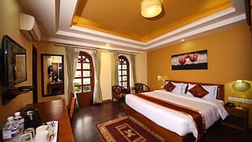 Dobbelt- eller tomannsrom – deluxe, balkong | Safe på rommet, skrivebord, blendingsgardiner og lydisolert