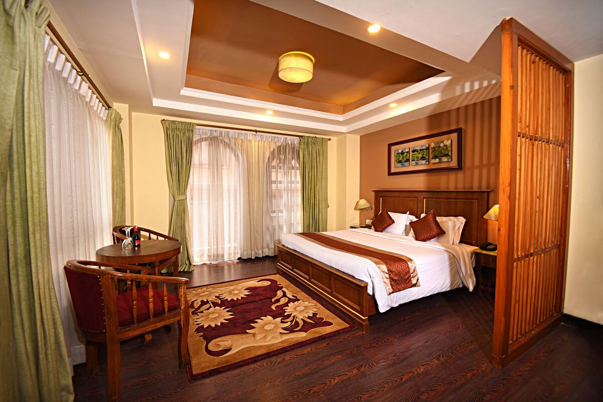 Suite, Balcony | In-room safe, desk, blackout drapes, soundproofing