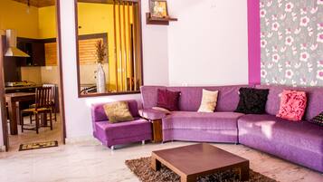 Luxury-Villa, 2 Schlafzimmer, eigener Pool, Gartenblick | Wohnbereich | Flachbildfernseher