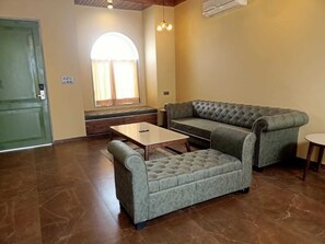 Minibar, caja de seguridad en la habitación y escritorio 