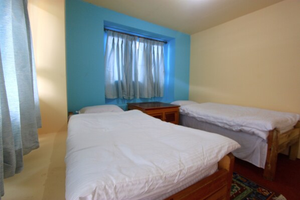Deluxe Twin Room, Mountain View | Soundproofing, bed sheets