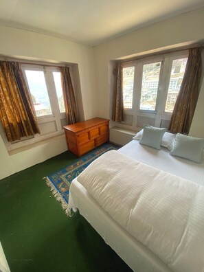 Economy eenpersoonskamer, 1 eenpersoonsbed, uitzicht op bergen | Geluiddichte muren, beddengoed