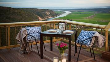 Breakfast and lunch served, local and international cuisine