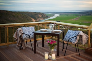 Breakfast and lunch served, local and international cuisine