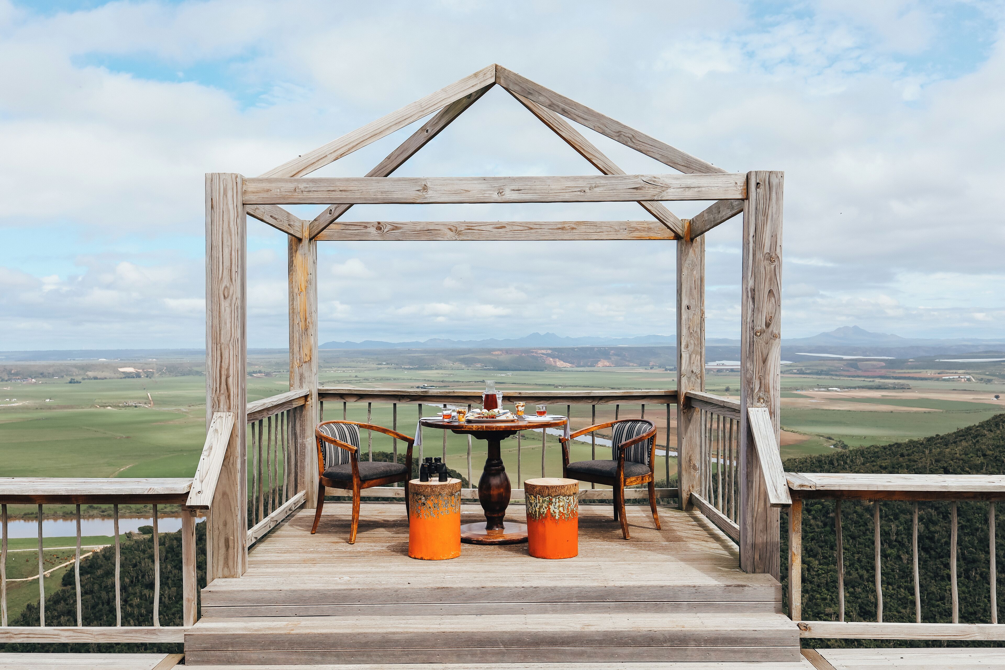 Frokost og lunsj serveres, lokale og internasjonale retter