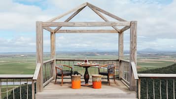 Breakfast and lunch served, local and international cuisine