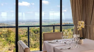 Breakfast and lunch served, local and international cuisine