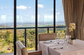 Breakfast and lunch served, local and international cuisine