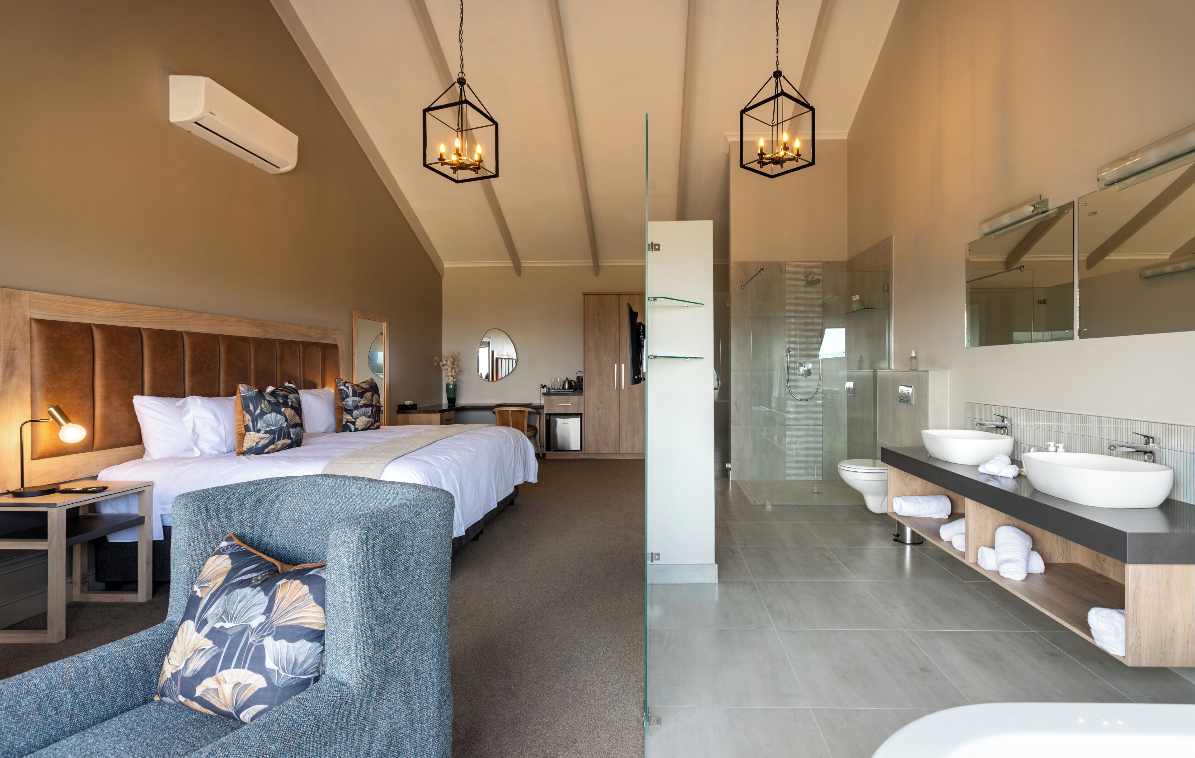 Luxe suite, uitzicht op bergen | Luxe beddengoed, een minibar, een kluis op de kamer, een bureau