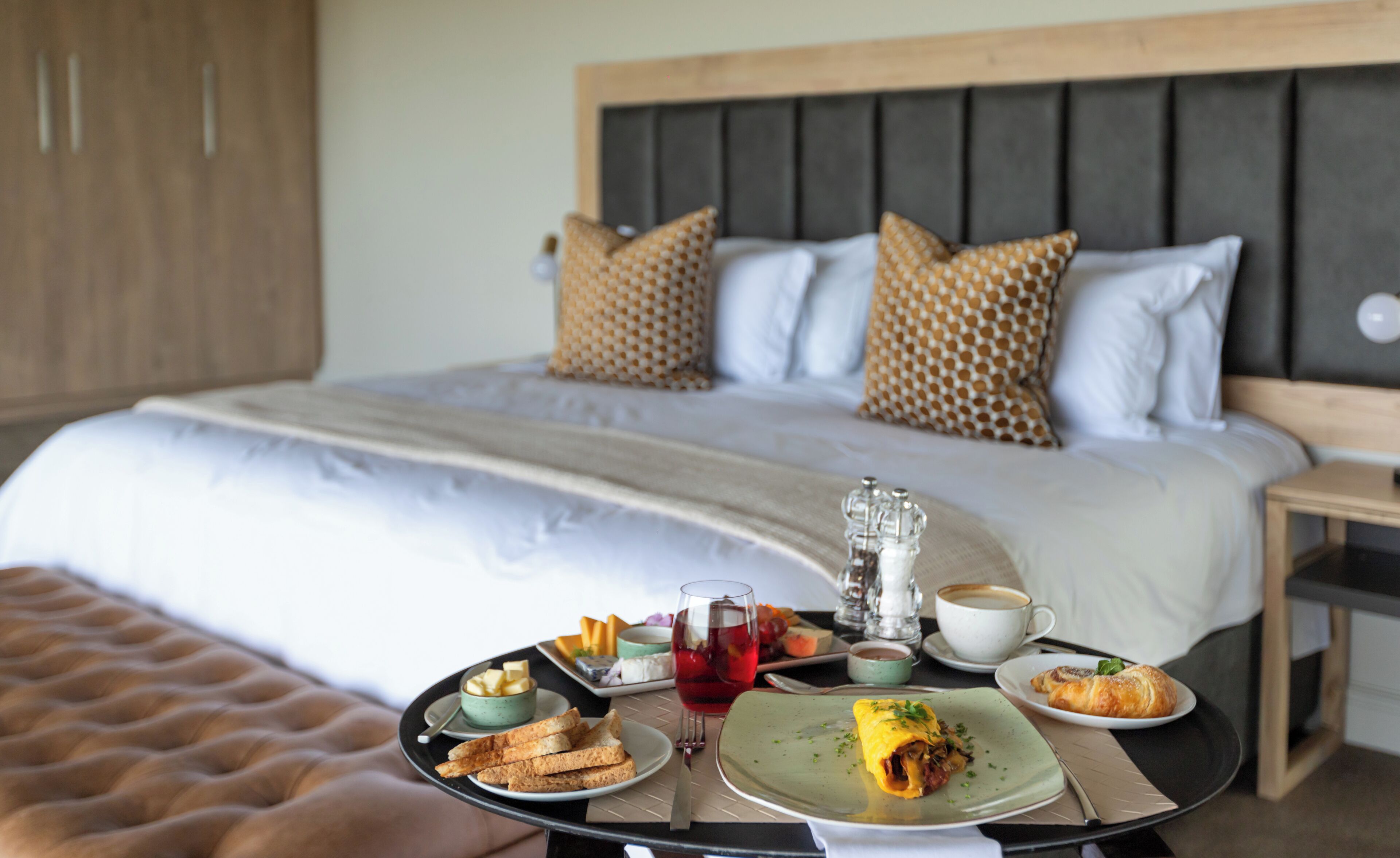 Honeymoon suite | Luxe beddengoed, een minibar, een kluis op de kamer, een bureau