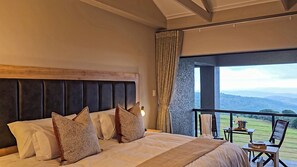 Kamar Deluks, pemandangan gunung | Seprai premium, minibar, brankas, dan meja kerja