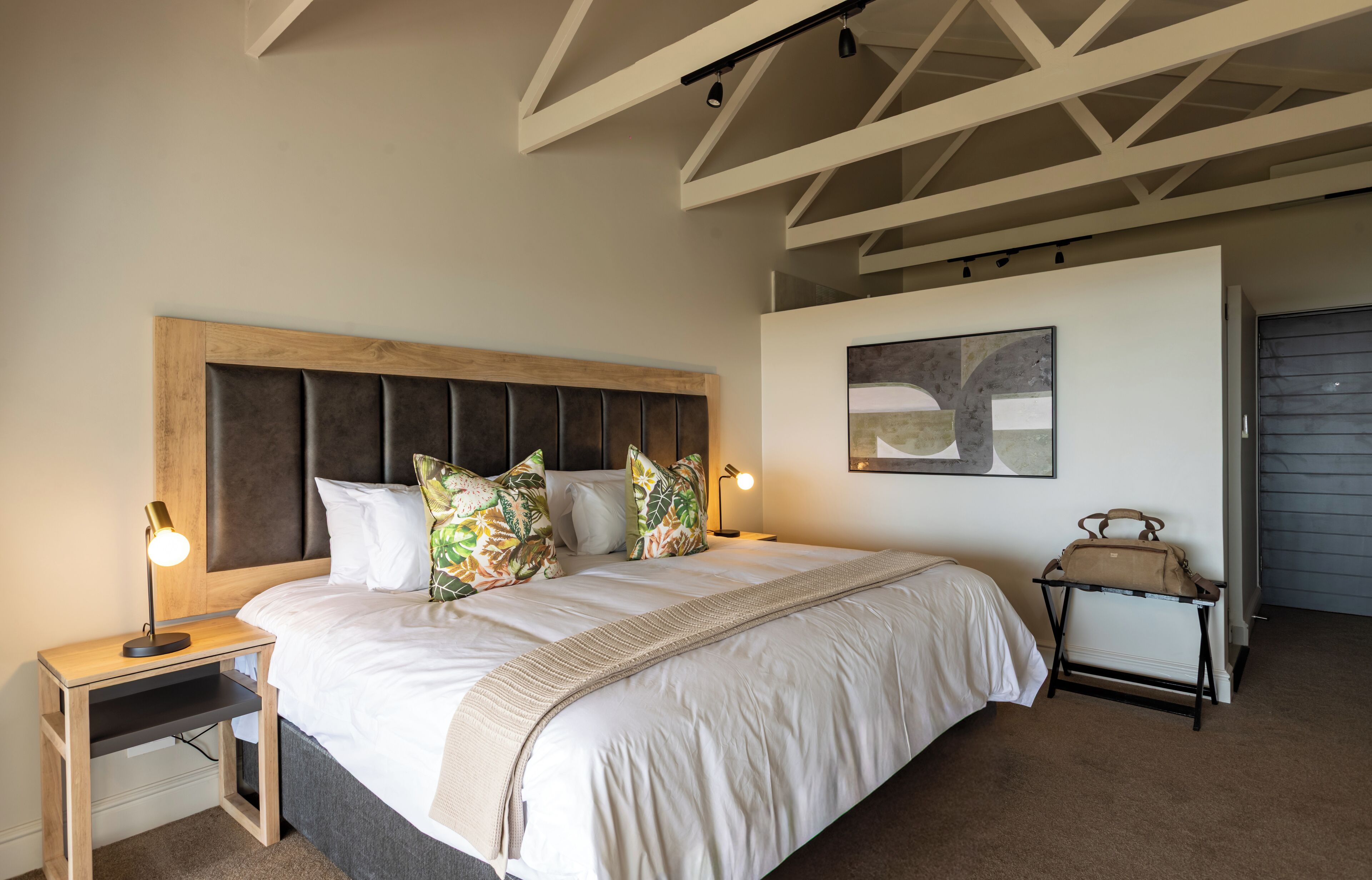 Deluxe kamer, uitzicht op zee | Luxe beddengoed, een minibar, een kluis op de kamer, een bureau