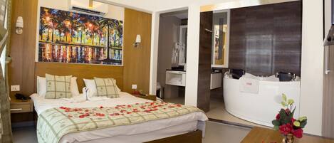 Luxury Suite, Mountain View | Jetted bathtub