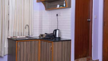 Business Studio, 1 Queen Bed, Smoking, Courtyard View | Private kitchen