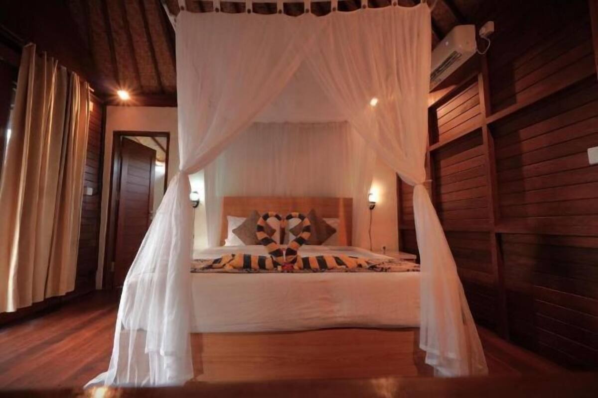 Bar mini, peti besi dalam bilik, langsir/tirai gelap terus