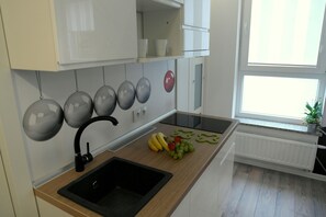 Studio (Golden House, Rydygiera 16) | Yksityinen keittonurkkaus | Jääkaappi, mikroaaltouuni, liesi, vedenkeitin