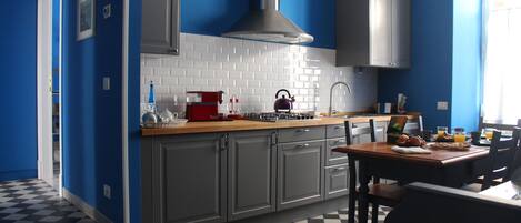 Tägliches kontinentales Frühstück (5 EUR pro Person)