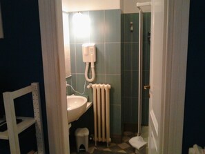 Douche, articles de toilette gratuits, sèche-cheveux, bidet
