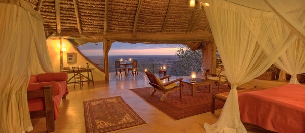 Desk, blackout curtains, bed sheets - Elewana Elsa’s Kopje (Meru National Park)