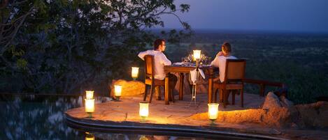 Melayani sarapan dan makan siang dengan sajian masakan internasional