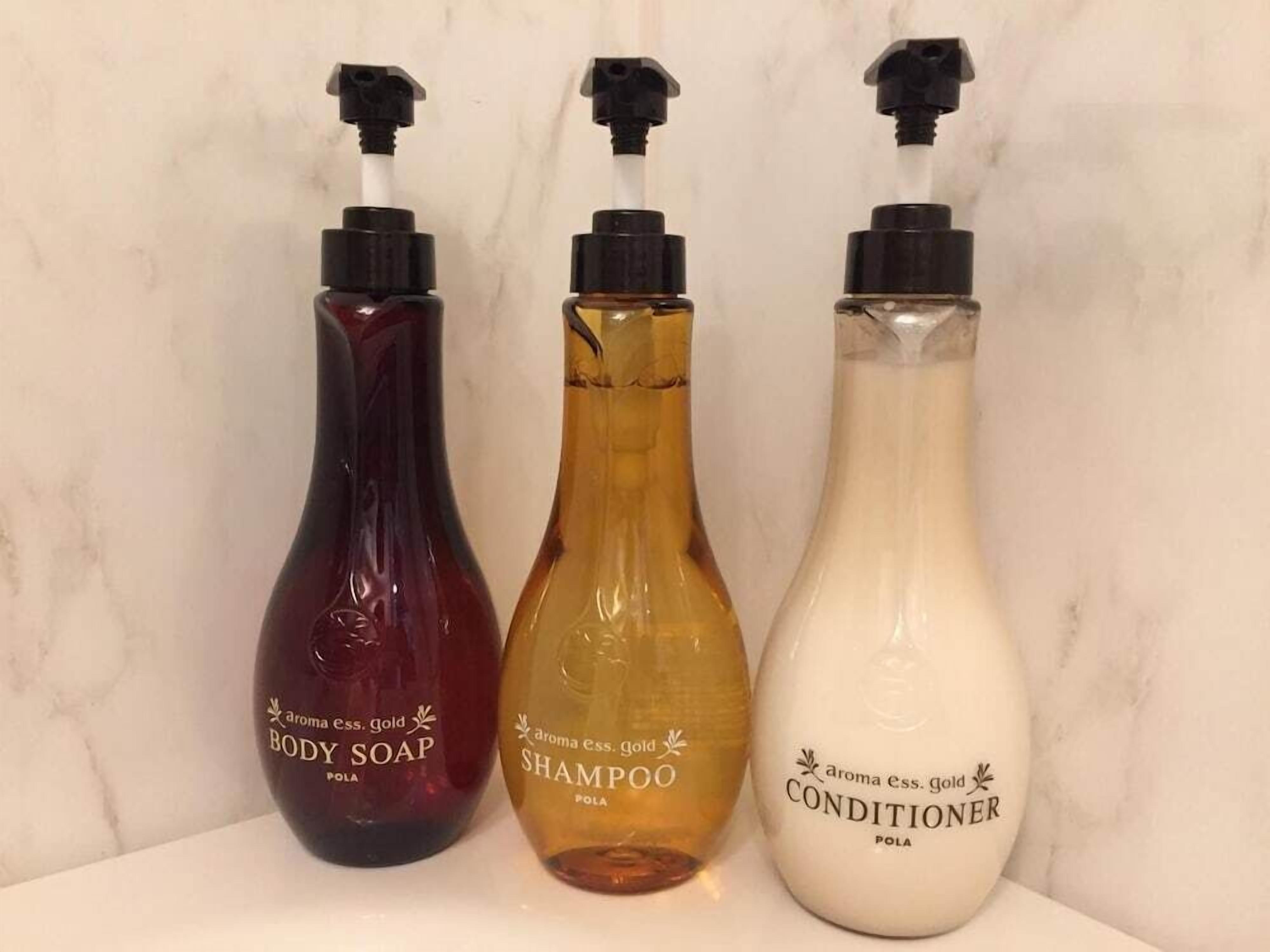 combined shower/bathtub, deep-soaking bathtub, free toiletries