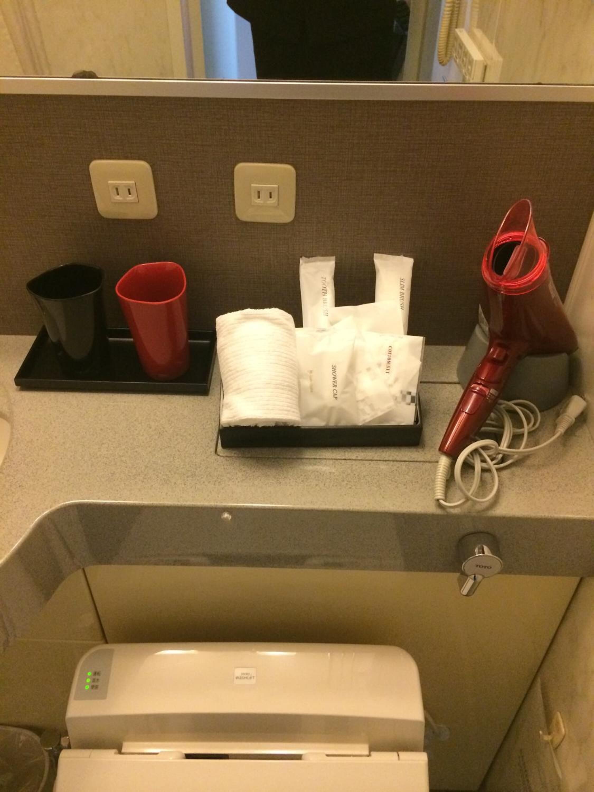 combined shower/bathtub, deep-soaking bathtub, free toiletries