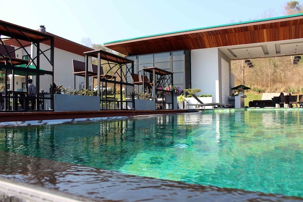 Una piscina al aire libre