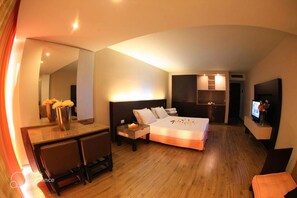 In-room safe, soundproofing, iron/ironing board, free WiFi