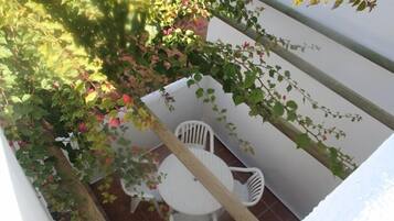 Verduisterende gordijnen, een strijkplank/strijkijzer, babybedden