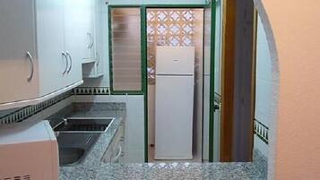 Full-sized fridge, microwave, oven, stovetop