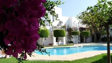 Een seizoensgebonden buitenzwembad