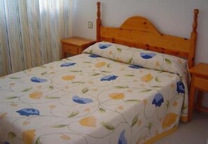 Blendingsgardiner, strykejern/-brett og barnesenger