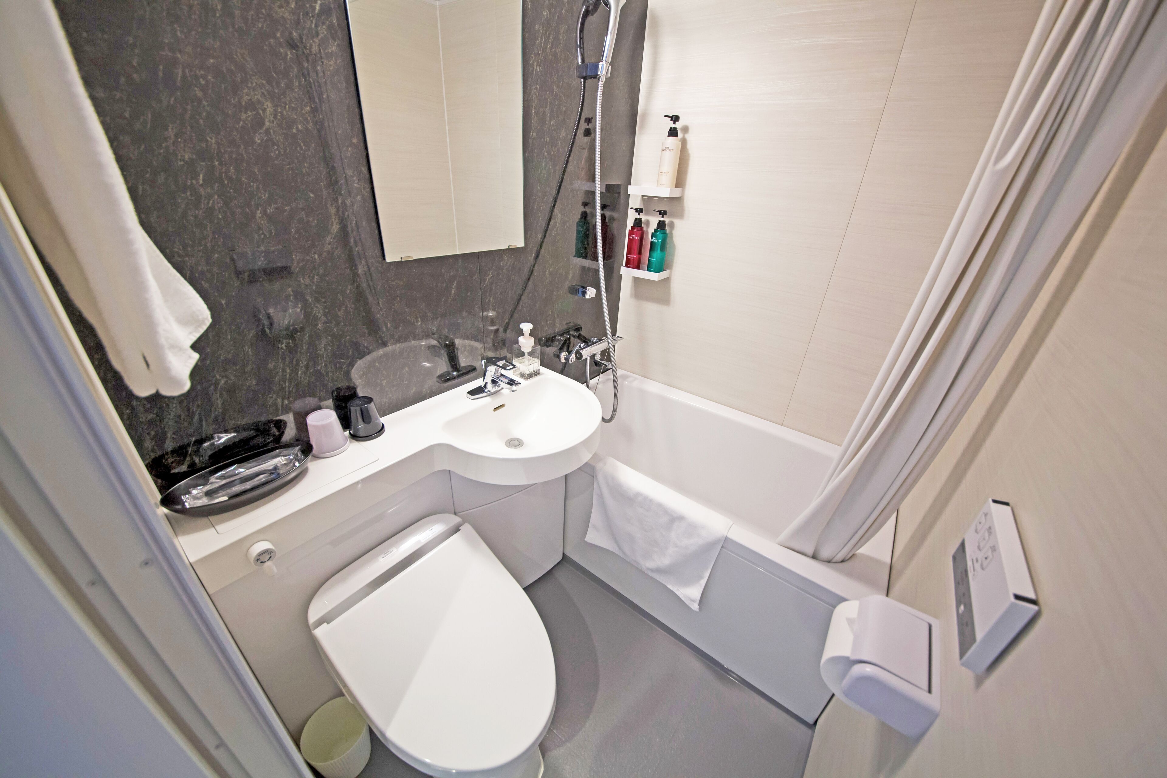 hollywood twin room, non smoking | bathroom | combined shower/bathtub, free toiletries, hair dryer, slippers