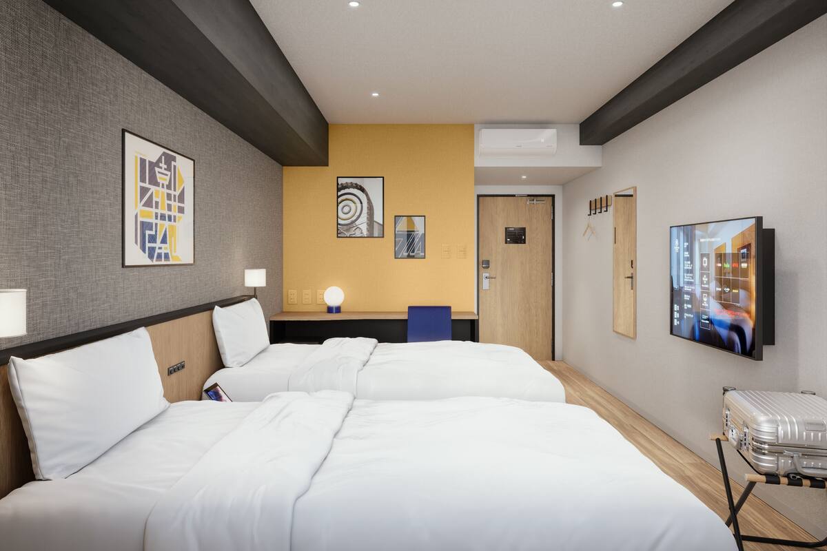 Una scrivania, tende oscuranti, insonorizzazione, ferro/asse da stiro