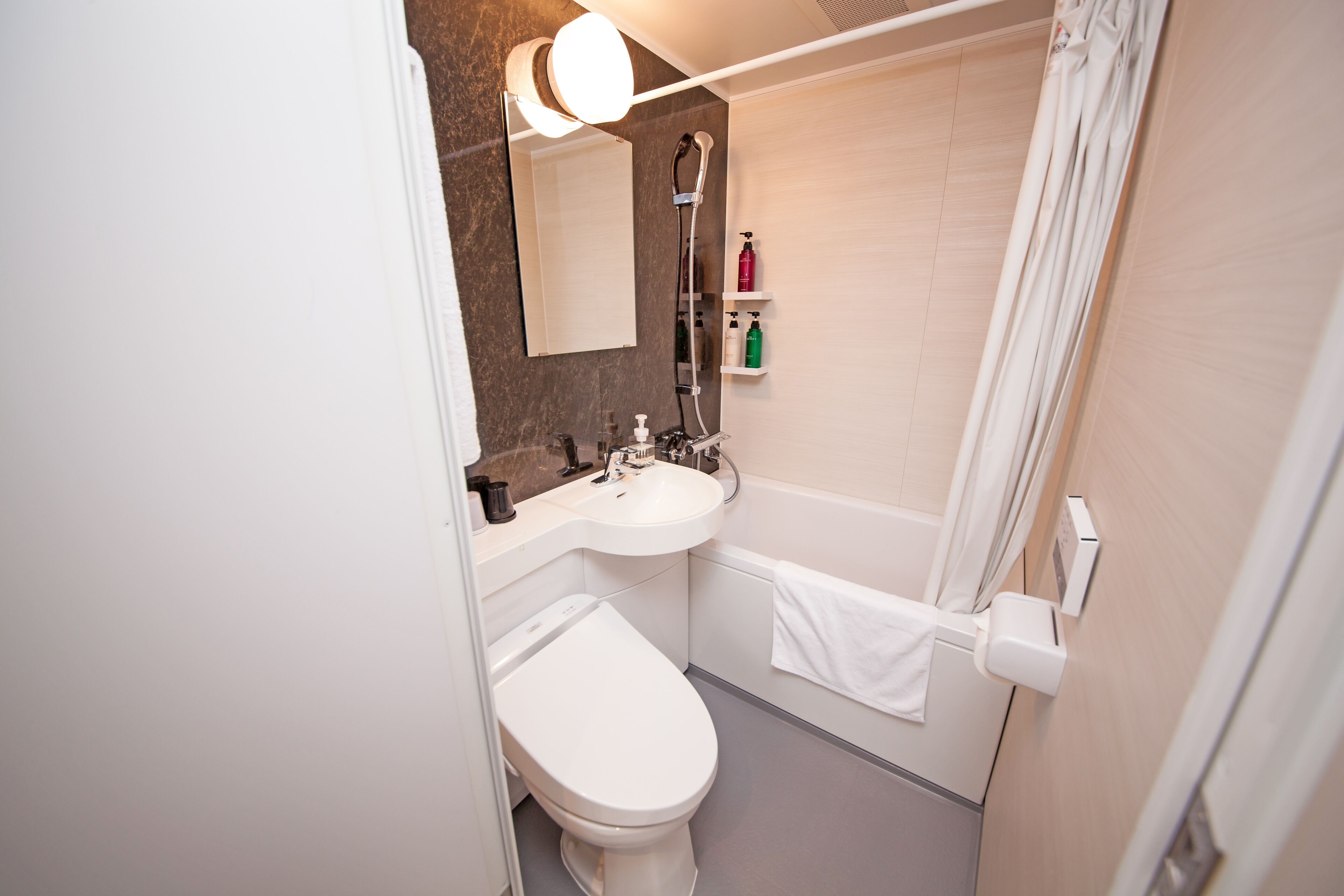 hollywood twin room, non smoking | bathroom | combined shower/bathtub, free toiletries, hair dryer, slippers