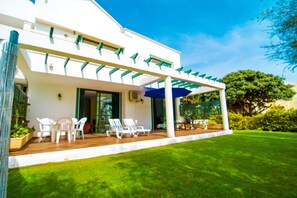 Appartement, 2 slaapkamers, terras | Een bureau, verduisterende gordijnen, gratis babybedden, gratis wifi