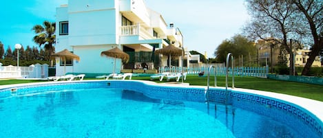 Outdoor pool, sun loungers