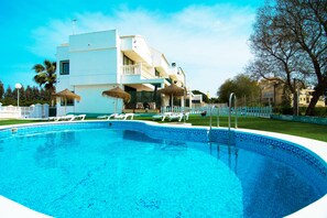 Outdoor pool, pool loungers - Roquetas Beach & Playa Serena Golf (Roquetas de Mar)