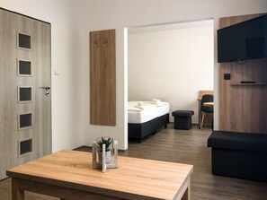 Escritorio, cortinas blackout, wifi gratis y ropa de cama 