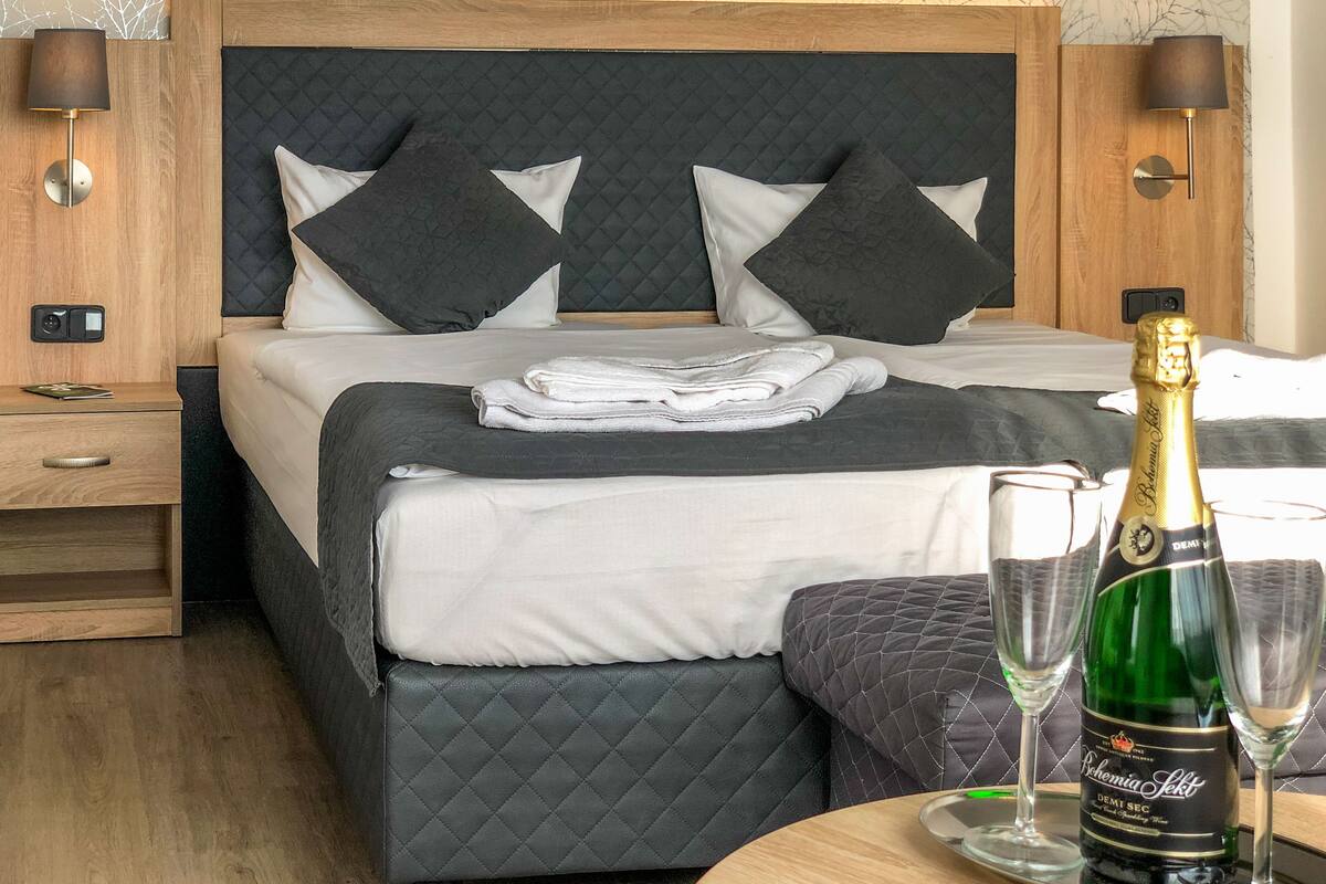 Comfort Quadruple Room | Desk, blackout drapes, WiFi (free), bed sheets