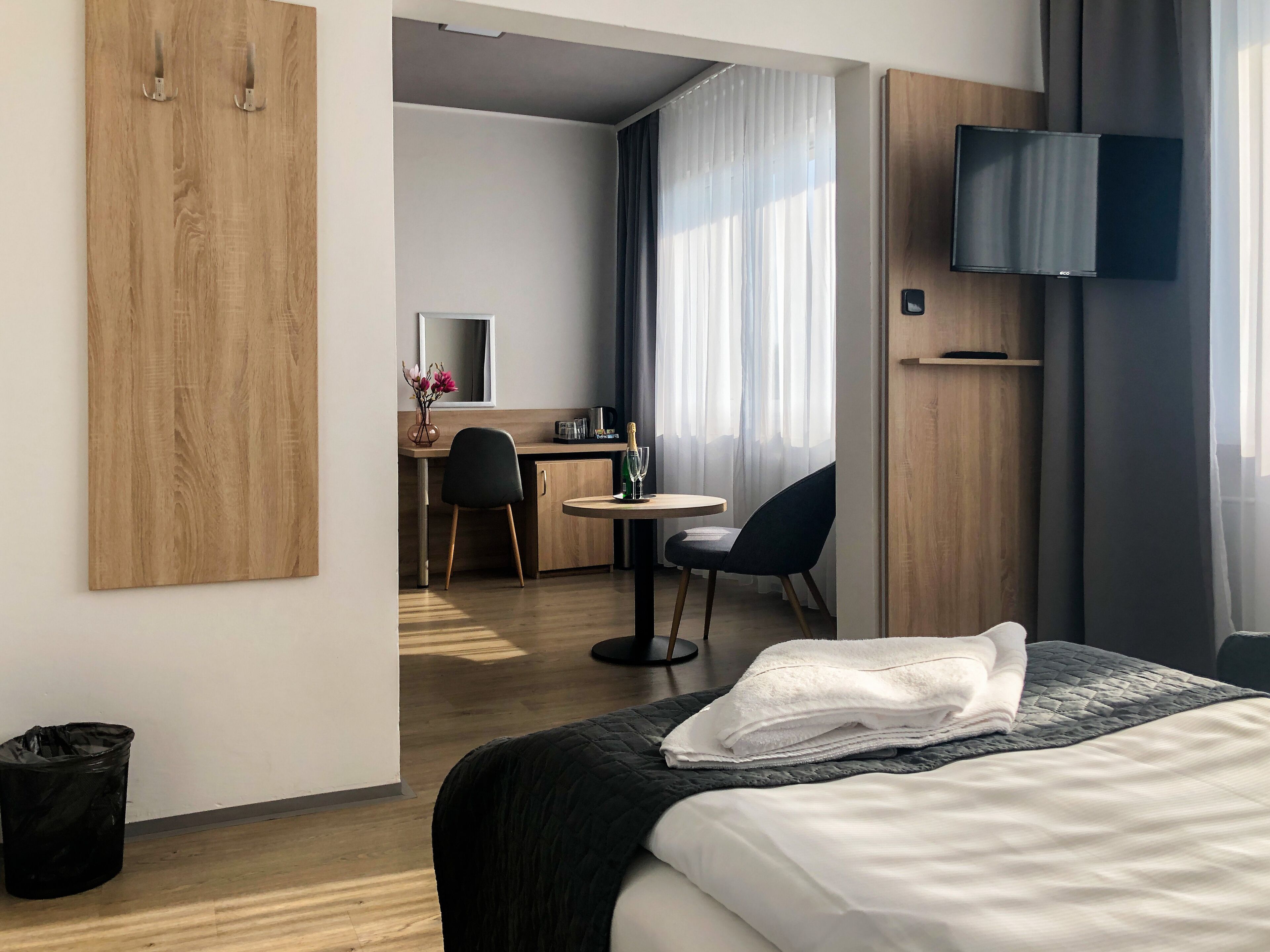 Bureau, rideaux occultants, Wi-Fi gratuit, draps fournis