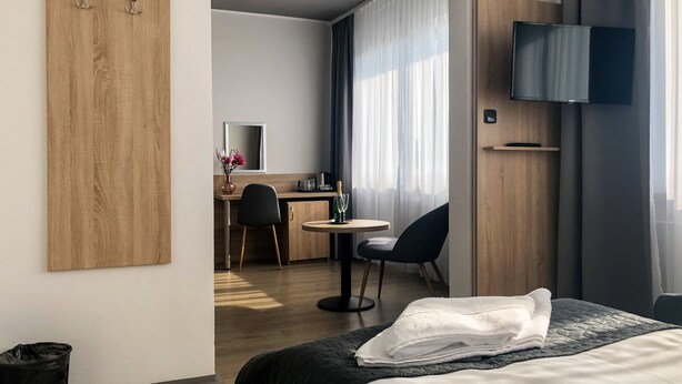 Comfort Quadruple Room | Desk, blackout drapes, WiFi (free), bed sheets - Hotel Bobr (Chomutov)