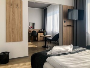 Comfort Quadruple Room | Desk, blackout drapes, WiFi (free), bed sheets - Hotel Bobr (Chomutov)